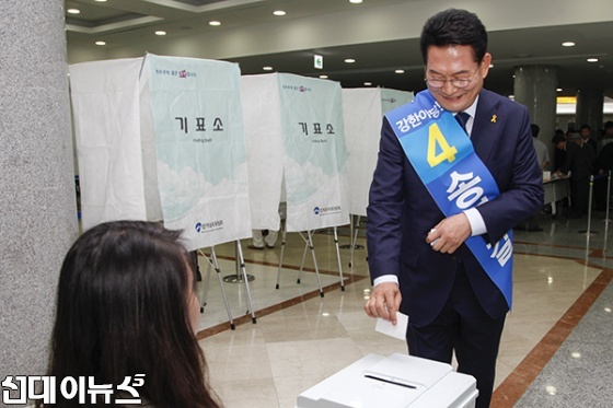 5일 국회의원회관에서 실시한 더불어민주당 당대표 선출 예비경선에서 송영길(기호 3번)이 투표하고 있다