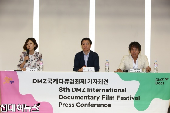 왼쪽부터 박혜미 프로그래머, 이재율 경기도 부지사, 조재현 집행위원장 