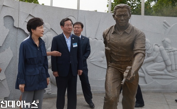 박근혜 대통령이 18일 인천상륙작전의 역사적 의미를 담은 인천 월미공원을 방문 하고있다