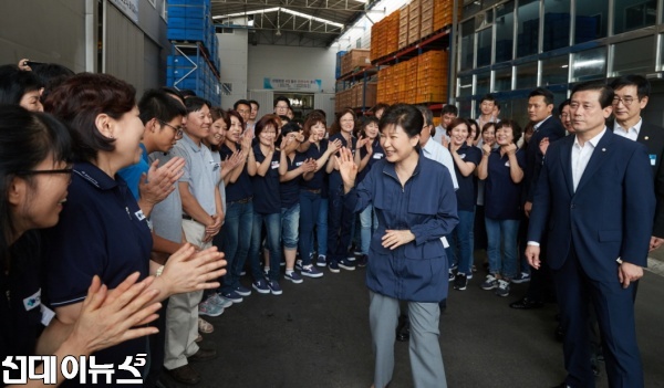 박근혜 대통령이 18일 오후 인천시 남구 산학일체형 도제학교인 인천기계공고를 방문, 학생들과 대화하고 있다.