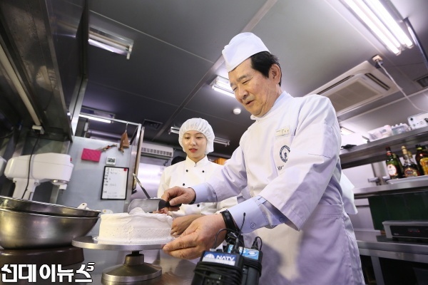 서울 마포구 성산동 리치몬드제과점을 찾아 빵만들기를 체험하고 있는 정세균의장.