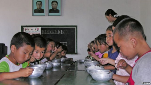 지난 2005년 북한 평안남도 태동군 탁아소에서 어린이들이 식사를 하고 있다.(사진:VOA)