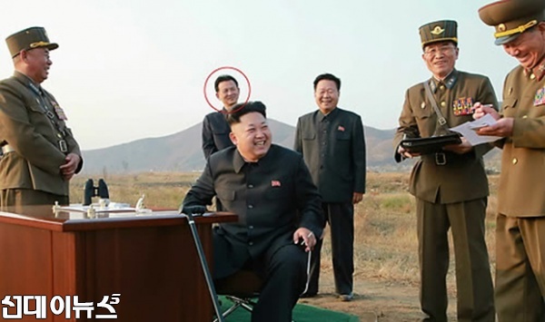 북한 김정은 국방위원회 제1위원장이 2014년 11월 공군 '검열비행훈련'을 참관하는 동안 최룡해 당 비서와 오일정 당 부장이 밀착 수행하고 있다. 이들은 모두 '빨치산 혈통' 2세대이다. (사진:RFA)
