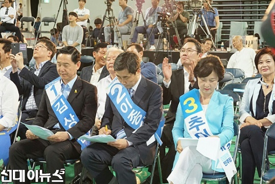 당대표에 참가한 3명의 후보(좌로부터 김상곤.이종걸.추미애)가 연설에 앞서 원고를 검토하고 있다.