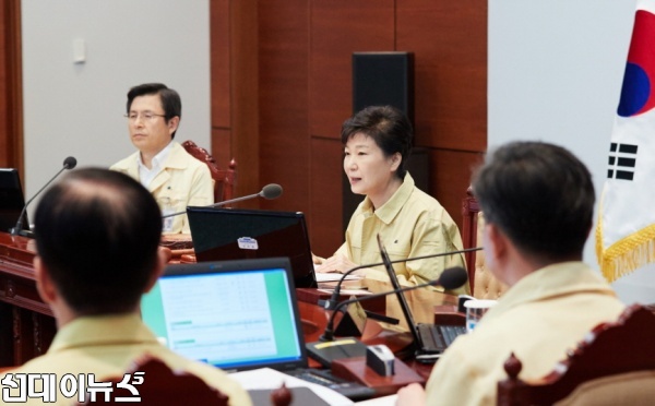 박근혜대통령이 22일 오전 청와대에서 제1회 을지국무회의 및 제37회 국무회의를 주재하고있다.(사진:청와대)