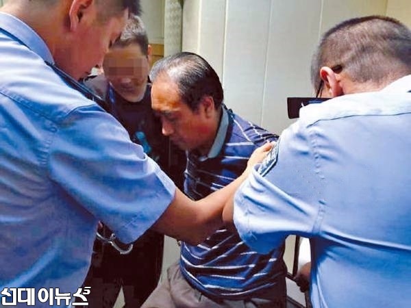 지난 26일 중국 바이인시(白银市)에서 살해범 가오(高)씨가 현지 공안들에게 체포되고 있다.(사진:온바오닷컴) 