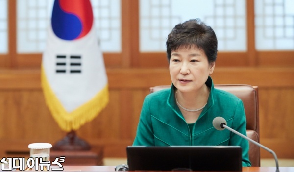 박근혜 대통령이 29일 오전 청와대 수석비서관회에서 모두발언을 하고있다.(사진:청와대)