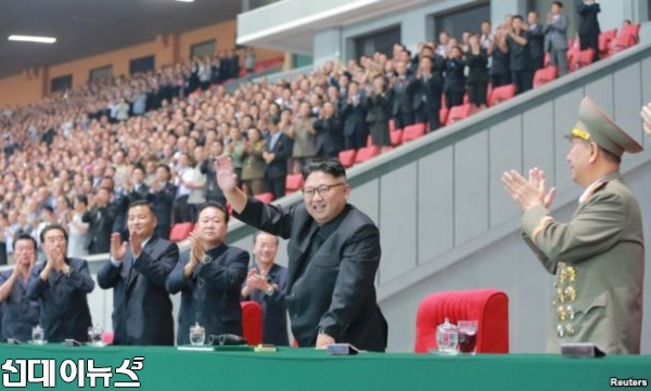 북한 김정은 국무위원장이 28일 5월1일경기장에서 열린 청년동맹 제9차대회 경축 횃불야회를 참관했다.(사진:VOA)