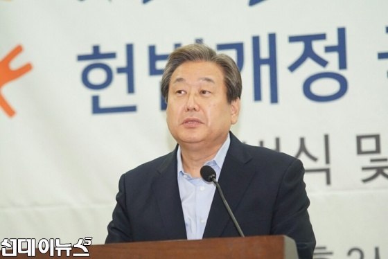 출범식에서 축사를 하고 있는 김무성 새누리당 전 대표
