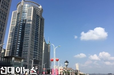 중국 홍샹그룹과 북한 조선광선은행이 함께 사용중인 단동 압록강변의 신안동각 빌딩