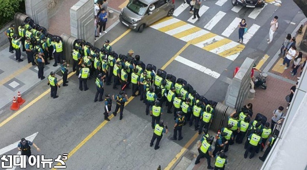 경찰의 물대포를 맞고 중태에 빠진 백남기 농민이 25일 오후 별세하자 경찰이 서울대병원입구를 막고 있다.