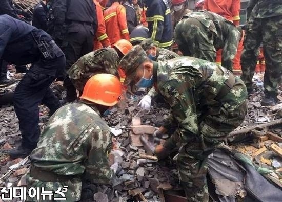 중국 저장성에서 발생한 건물붕괴 현장에서 구조대원들이 구조활동을 펼치고 있다.(사진:온바오)