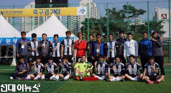 11일 제 97회 전국체육대회 재외동포 축구 결승전에서 재중국축구 팀이 재인도네시아팀을 상대로 2:1로 이겨 우승을 차지하고 기념촬영을 하고 있다.