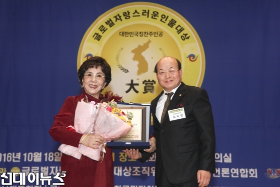 방송연예특별부문에서 대상을 수상한 사미자 국민배우
