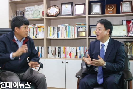 박종희 회장과 인터뷰를 하고 있는 김상교 특집국장