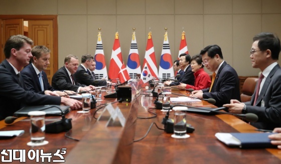 박근혜 대통령과 라스 뢰케 라스무센 덴마크 총리가 25일 오전 청와대에서 열린 한-덴마크 정상회담에 참석하고 있다.