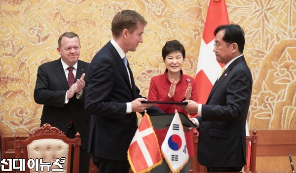 박근혜 대통령과 라스 뢰케 라스무센 덴마크 총리가 25일 오전 청와대에서 열린 한-덴마크 MOU 서명식에 참석하고 있다.