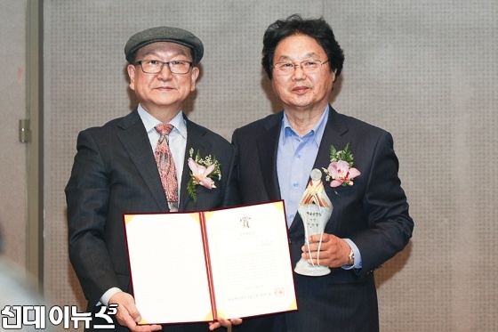 12일 프레스센터 국제회의장에서 개최한 한국예술평론가협의회 올해의 최우수예술가상 시상식에서 이건청 시인이 공헌예술가상을 수상하고 있다.