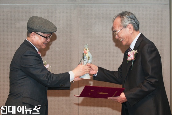 12일 프레스센터 국제회의장에서 개최한 한국예술평론가협의회 올해의 최우수예술가상 시상식에서 이유식 문학평론가가 공헌예술가상을 수상하고 있다.