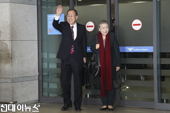 반기문 전 유엔사무총장이 부인 유순택씨와 함께 12일 오후 인천공항으로 입국하고 있다