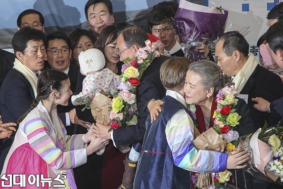 반기문 전 유엔사무총장이 부인 유순택씨와 함께 12일 오후 인천공항으로 입국해 화동들에게 꽃다발을 받고있다
