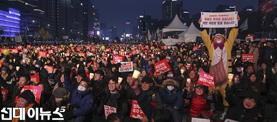 4일 서울 광화문광장에서 열린 14차 촛불집회에서 참가자들이 2월 탄핵과 이재용 구속을 촉구하고 있다