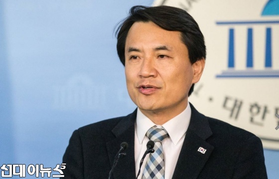 바른정당 김진태 의원이 13일 국회 정론관에서 기자회견을 열고 고영태 일당을 구속 수사하라며 검찰의 수사를 촉구했다.[사진=모동신]