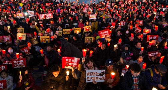4일 오후 광화문광장에서 열린 19차 촛불집회에서 시민들이 촛불을 들고 탄핵돼야 봄이온다고 외치고 있다.