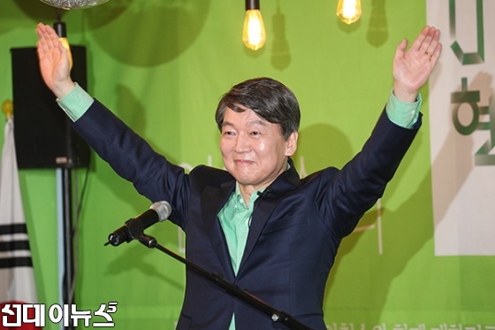 국민의당 대선주자인 안철수 전 상임공동대표가 19일 오후 서울 종로구 마이크임펙트에서 대선출마를 공식 선언하며 두팔을 들어 올리고 있다