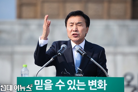 손학규 국민주권회의 의장이 19일 오후 서울 광화문 세종대왕상 앞에서 대선 출정식을 열고 출마를 공식 선언하고 있다