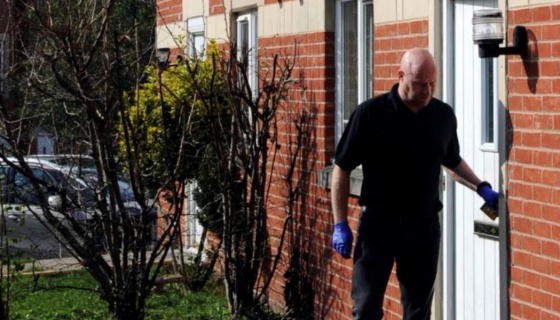 영국 경찰이 23일 런던 테러 범인 칼리드 마수드가 살았던 버밍헴 집을 수색하고 있다.