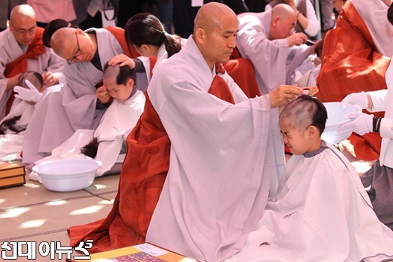 19일 서울 종로구 조계사에서 열린 동자승 단기출가 삭발 수계식에서 스님들이 동자들을  삭발을 하고 있다