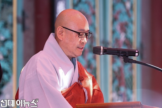 19일 서울 종로구 조계사에서 열린 동자승 단기출가 삭발 수계식에서 조계사 주지 지현 스님이 수계식을 진행하고 있다. 