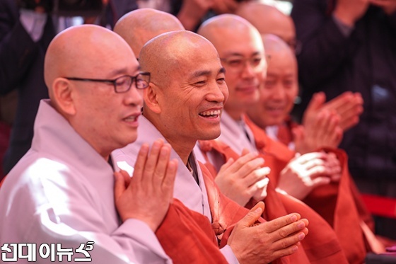 19일 서울 종로구 조계사에서 열린 동자승 단기출가 삭발 수계식에서 스님들이 수계의식을 모두 마친 동자승들에게 격려의 박수를 보내고 있다.