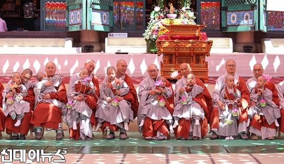 19일 서울 종로구 조계사에서 열린 동자승 단기출가 삭발 수계식에서 스님들이 수계를 마친 동자승들을 안고 기념촬영을 하고 있다.