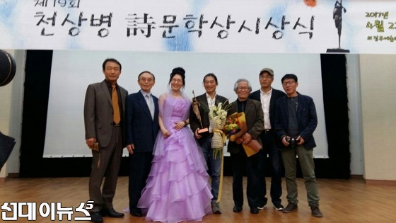 [사진 설명]중앙이 수상자 박지웅 시인, 왼쪽이 시낭송가 김숙희 교사﻿