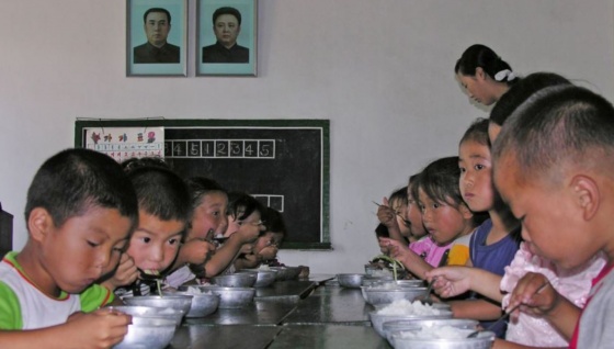 북한 평안남도 태동군의 한 탁아소에서 어린이들이 식사를 하고 있다.[사진=VOA]