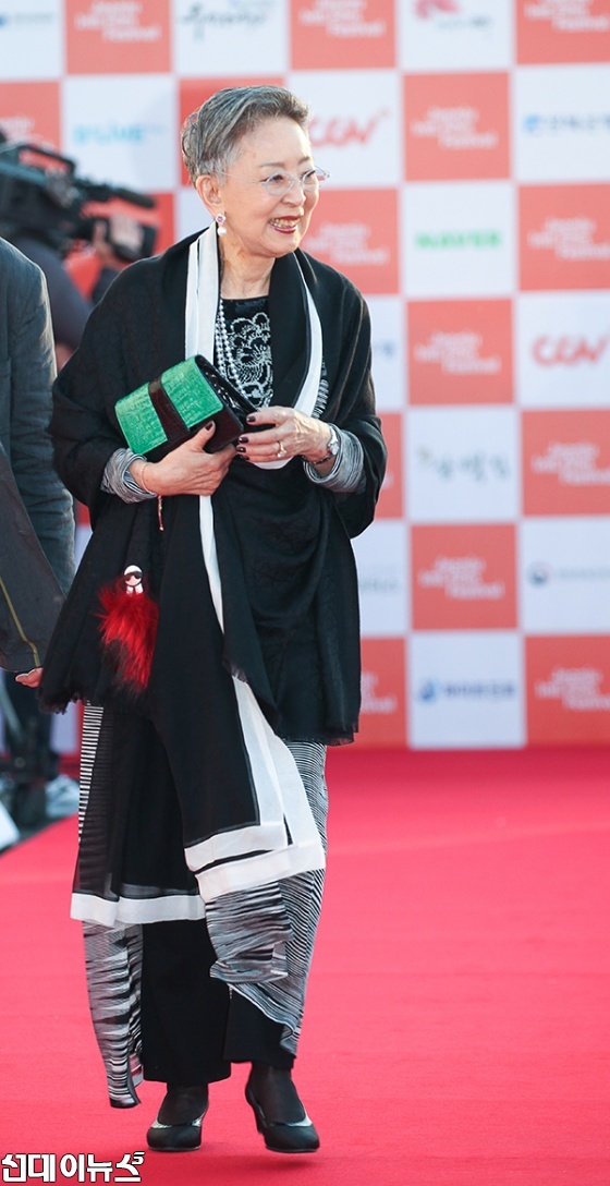 27일 전주시 전주돔에서 열린 제18회 전주국제영화제 레드카펫 행사에 배우 김지미가 레드카펫을 밟고 있다