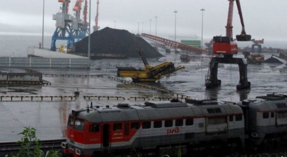 지난해 6월 북한 라선항에 북한을 거쳐 중국으로 향하는 시베리아산 석탄이 쌓여있다.[사진=VOA]