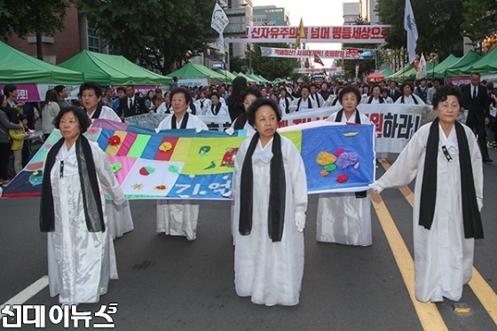 17일 광주 금남로에서 열린 5.18광주민주화운동 기념 민주대행진에 참가한 5월의 어머니들이 5.18 전야제가 열리는 민주광장으로 향하고 있다.
