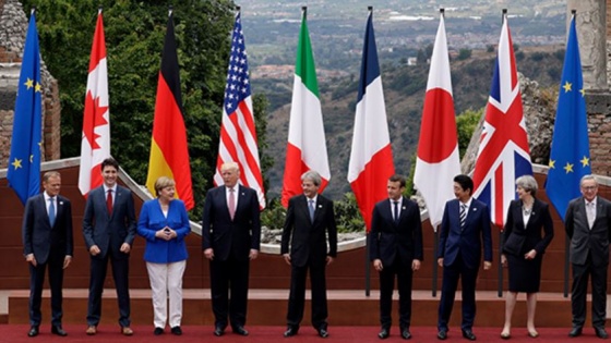 이탈리아 시칠리아섬의 타오르미나에서 2017년 5월 26일(현지시간) 주요 7개국(G7) 정상들이 단체 기념사진을 찍고 있다.