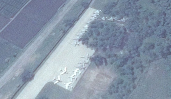 북한 원산 갈마국제공항 터미널에서 남서쪽 약 1.6km 지점에 MIG-19, MIG-21 전투기로 보이는 기체 20여대가 계류돼 있다. 지난달 20일 촬영된 위성사진이다.[사진=VOA]