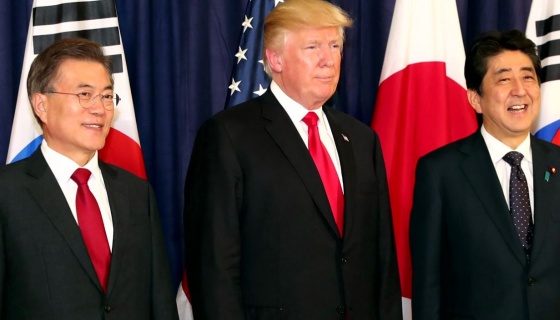 문재인 대통령(왼쪽)과 도널드 트럼프 미국 대통령, 아베 신조 일본 총리가 6일 오후(현지시간) G20 정상회의가 열리는 독일 함부르크 시내 미국총영사관에서 열린 한미일 정상만찬에서 기념촬영을 하고 있다.