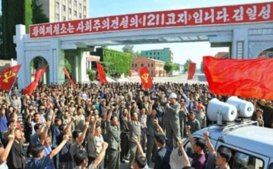 북한 황해제철연합기업소에서 대륙간탄도미사일(ICBM)급 ‘화성-14형’ 시험 발사 성공에 기뻐하는 노동자들의 모습. [사진=노동신문]