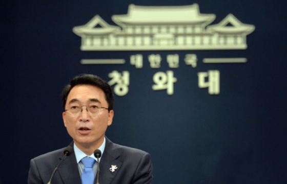 박수현 청와대 대변인이 12일 청와대 춘추관에서 차관급 인사 7명에 대한 발표를 하고 있다.
