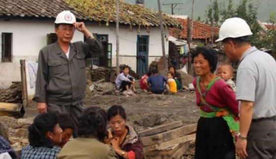 지난해 9월 북한 함경북도 회령시의 홍수 피해지역 주민들이 피해 상황에 대해 이야기 하고 있다. 유엔 함경북도 수해 실사보고서에 들어있는 사진이다.[사진=VOA]