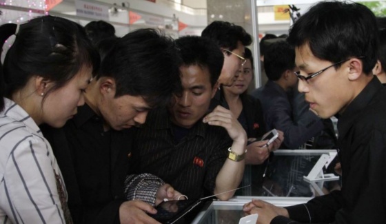 지난 2013년 5월 북한 평양에서열린 봄철국제상품전람회에서 관람객들이 태블릿 컴퓨터를 살펴보고 있다.[사진=VOA]