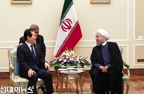 정세균 국회의장이 5일(현지시간) 오전 이란 테헤란의 대통령 궁에서 호자토레슬람 하산 로하니 이란 대통령과 환담을 나누고 있다.