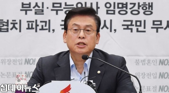 자유한국당 정우택 원내대표는 8일 국회에서 열린 원내대책회의에서 국정원 개혁과 관련해 한국당은 정치적 의도와 잘못된 방향에 대해 큰 우려를 갖고 있다며 이같이 말했다.