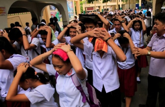 학생들이 머리에 손을 얹고 학교를 빠져나가고 있다. 필리핀 북부 루손 섬에서 진도 6.2의 지진이 발생했다. 